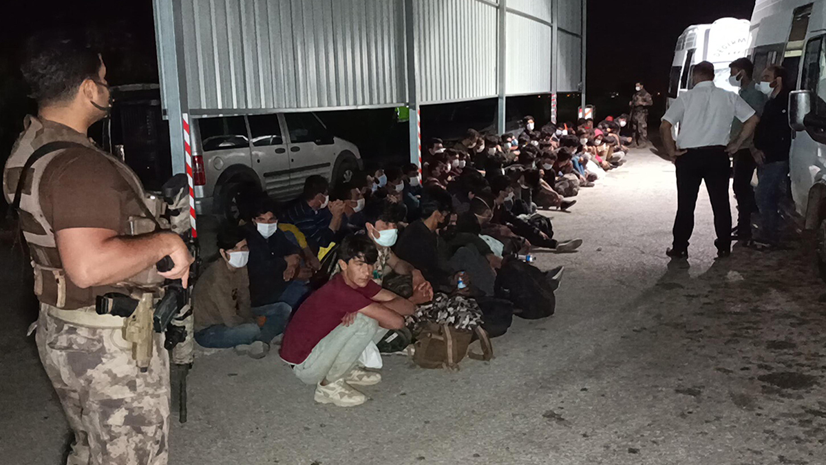 Osmaniye'de durdurulan minibüsten 66 kaçak göçmen çıktı