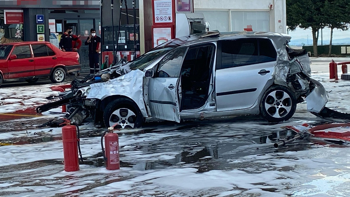 Aracıyla akaryakıt istasyonuna daldı, faciadan dönüldü