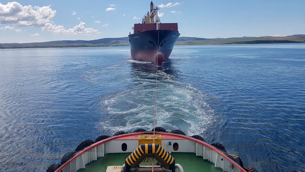 Çanakkale Boğazı'nda sürüklenen gemi çekildi