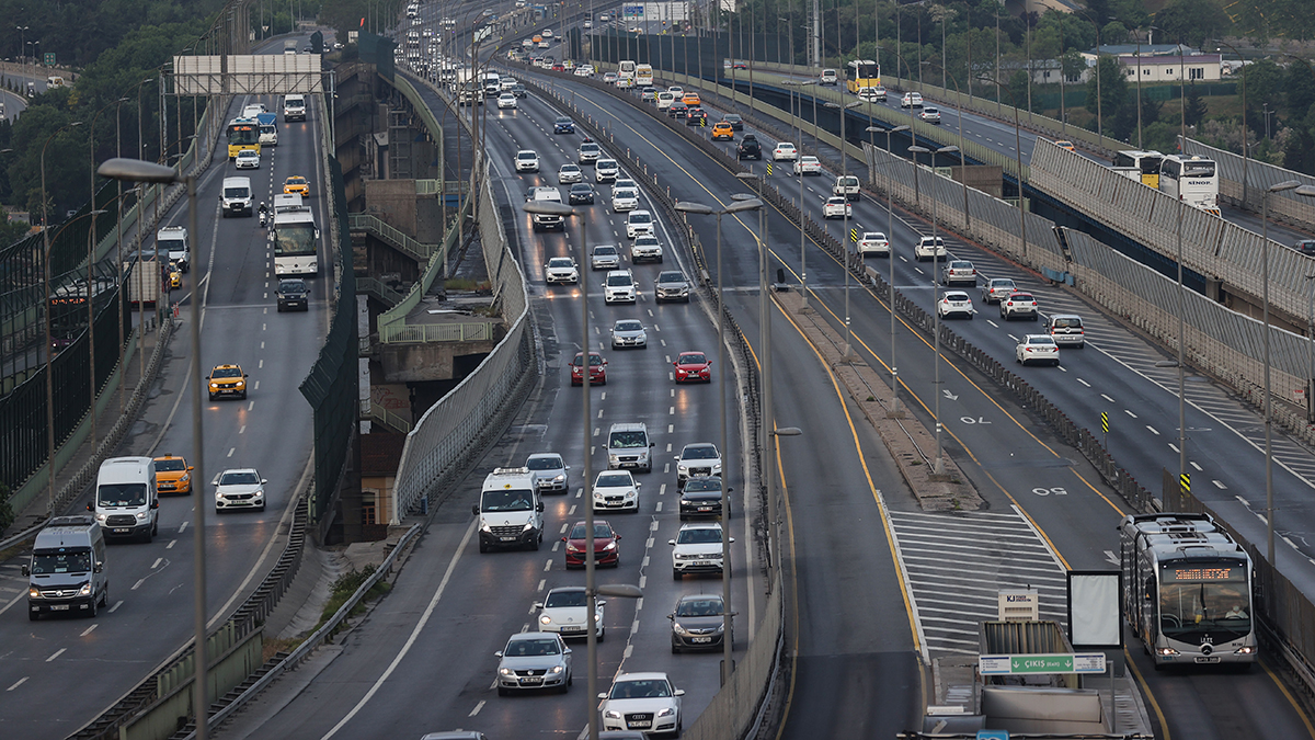 Kontrollü normalleşme başladı, yollar hareketlendi