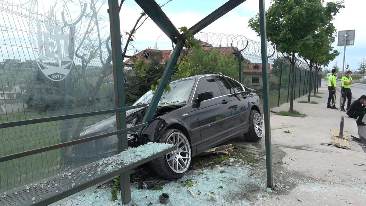 Kontrolden çıkan araç otobüs durağına daldı