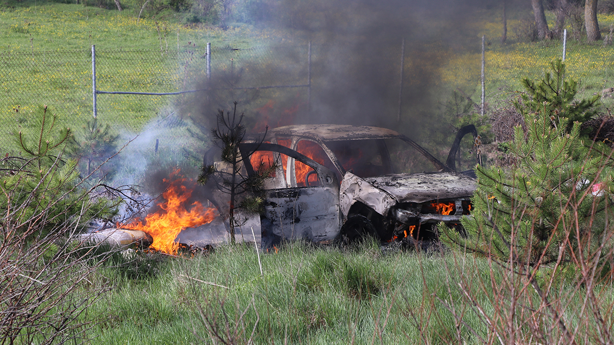Kaza yapan araç alev aldı: Sürücü ve eşi son anda kurtarıldı