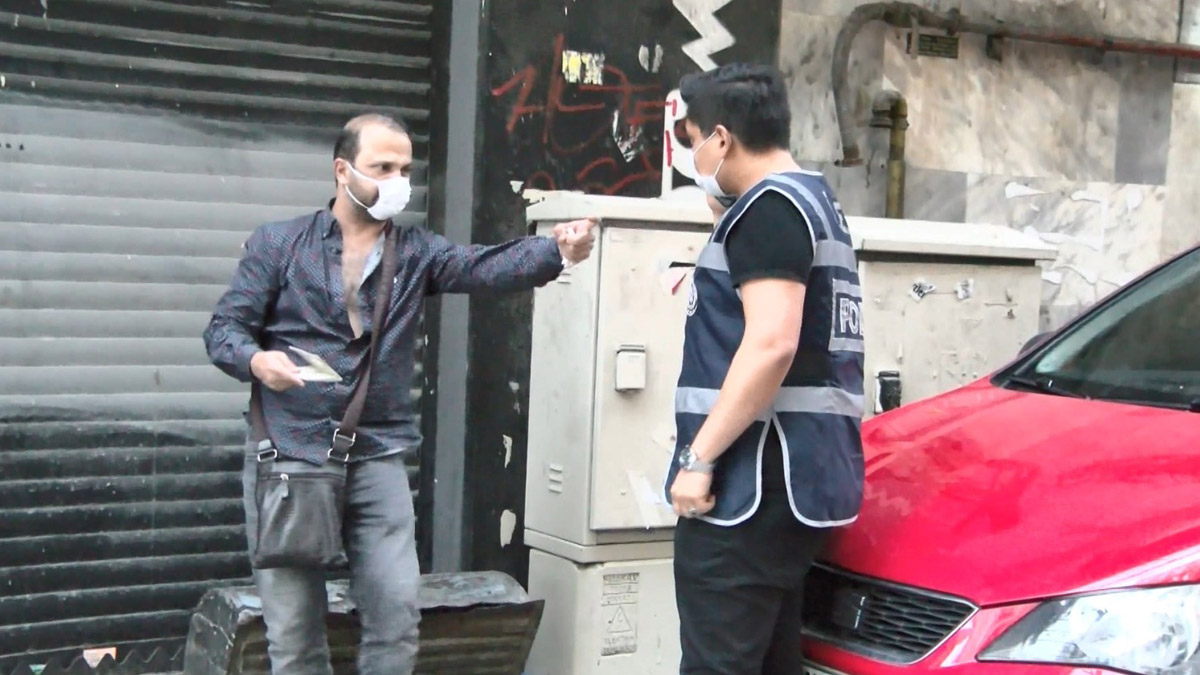 'Polisiz' deyip turistin 10 bin dolarını çaldılar