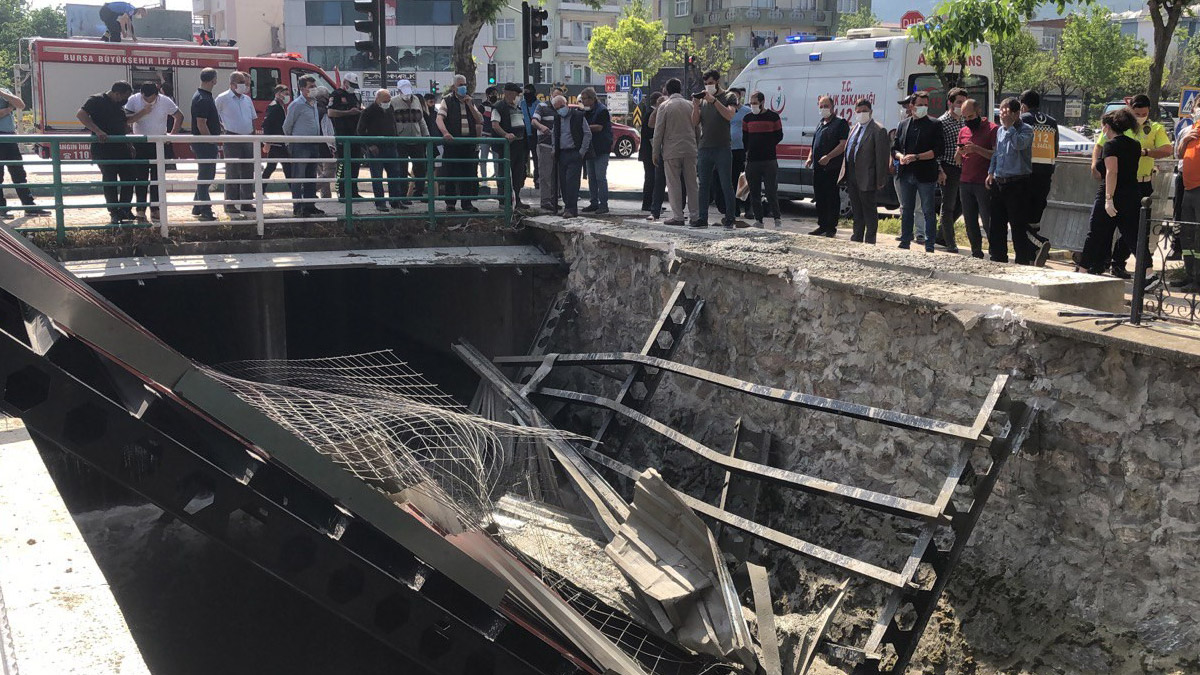 Köprü inşaatı çöktü: 3 işçi göçük altında kaldı