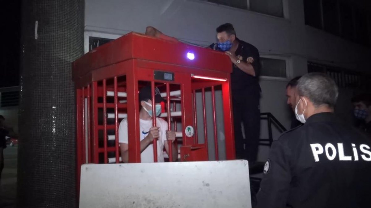 Bursa'da ilginç anlar: Turnikeli tuvalet kapısında mahsur kaldı