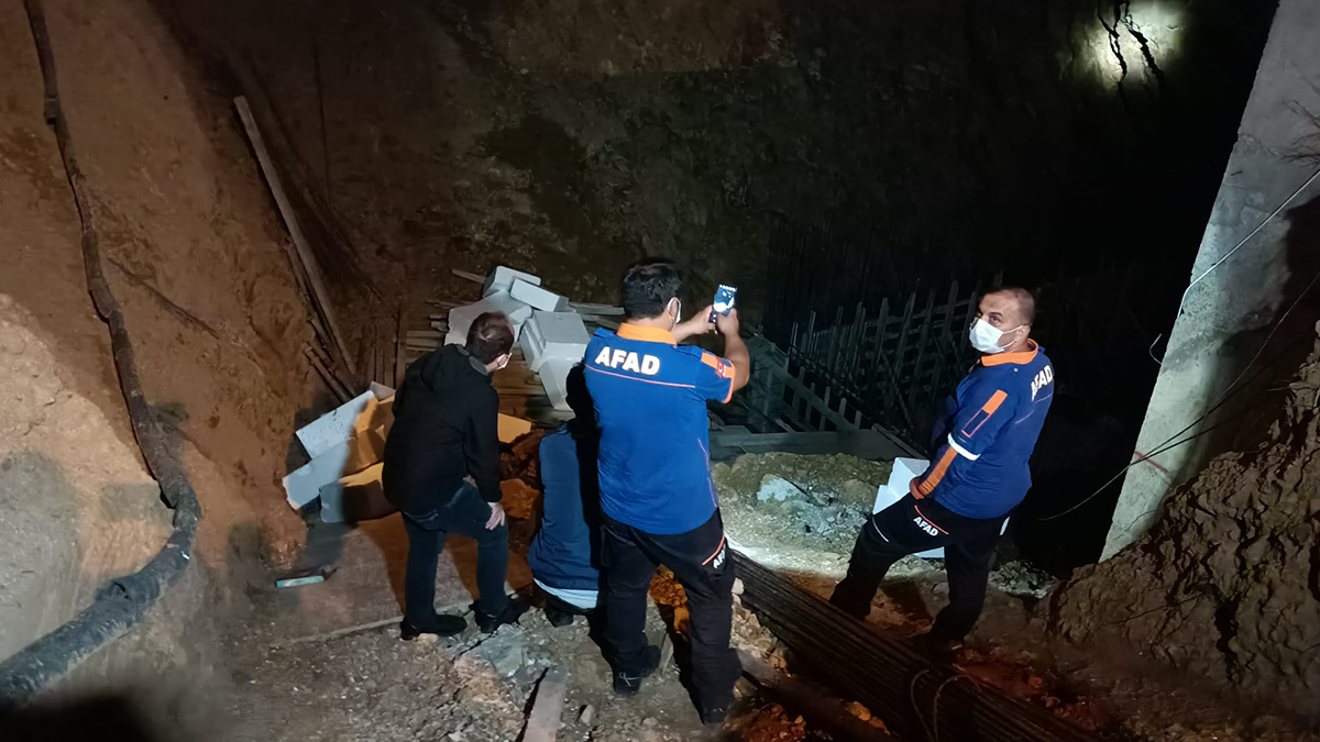 İnşaat temelinde toprak kayması: 5 katlı bina boşaltıldı