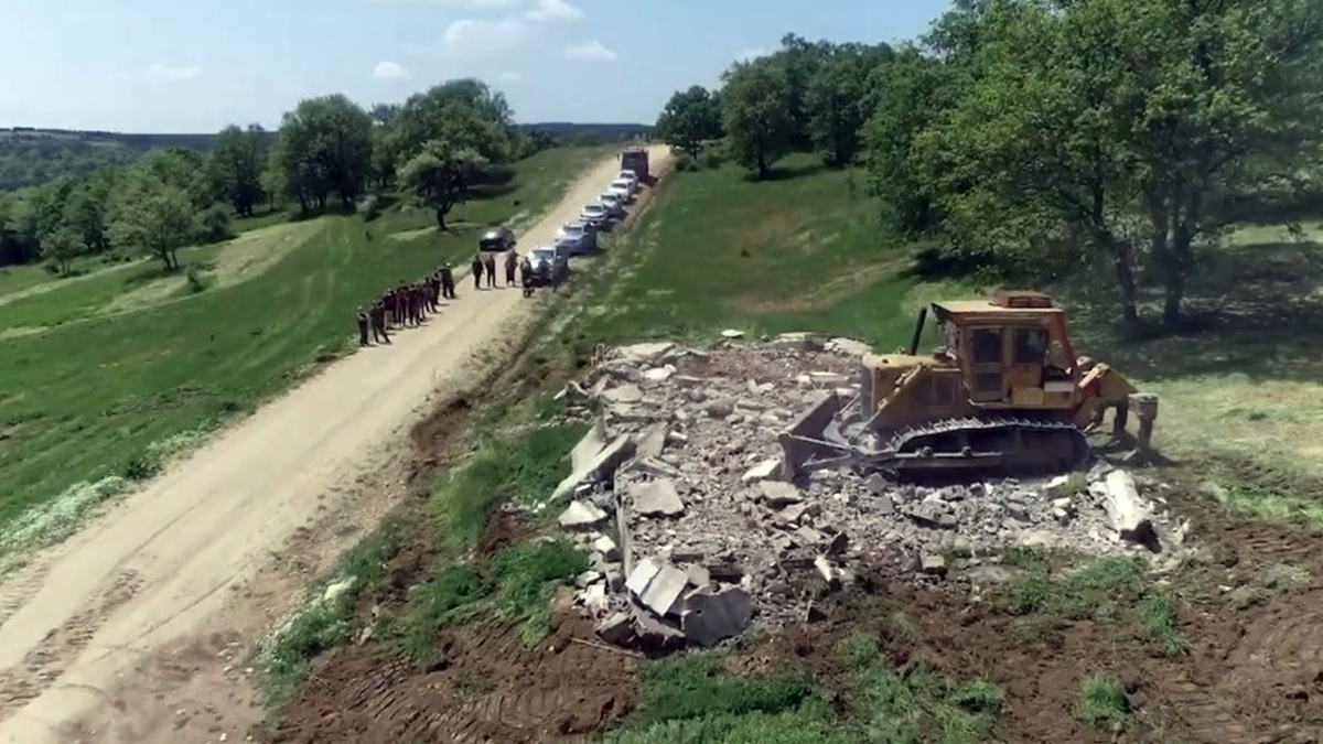 Ormanlık alandaki kaçak yapılar yıkılıyor