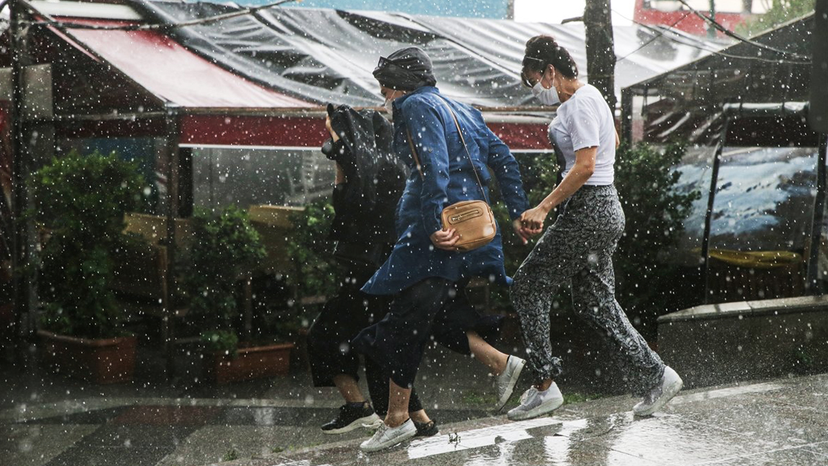 İstanbul için sağanak uyarısı: Öğle saatlerine dikkat!