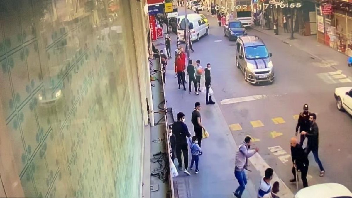 Esenyurt'ta dehşet anları: Tekme ve sopalarla birbirlerine girdiler