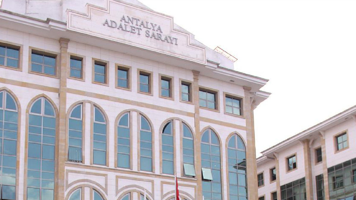 Antalya'da FETÖ/PDY davasında yargılanan 5 sanığa hapis cezası