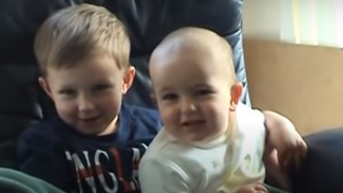 'Charlie bit my finger' videosu açık artırmayla satılacak