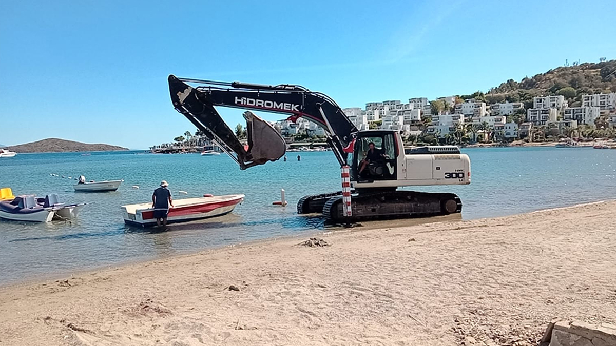 Üzerinde belediye logosu olan iş makinesiyle Bodrum’u karıştırdı