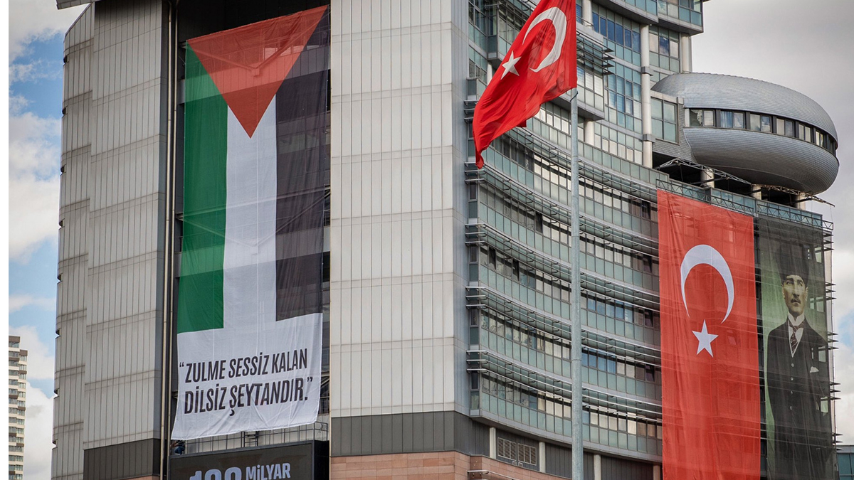 CHP Genel Merkezi'ne Filistin Bayrağı asıldı