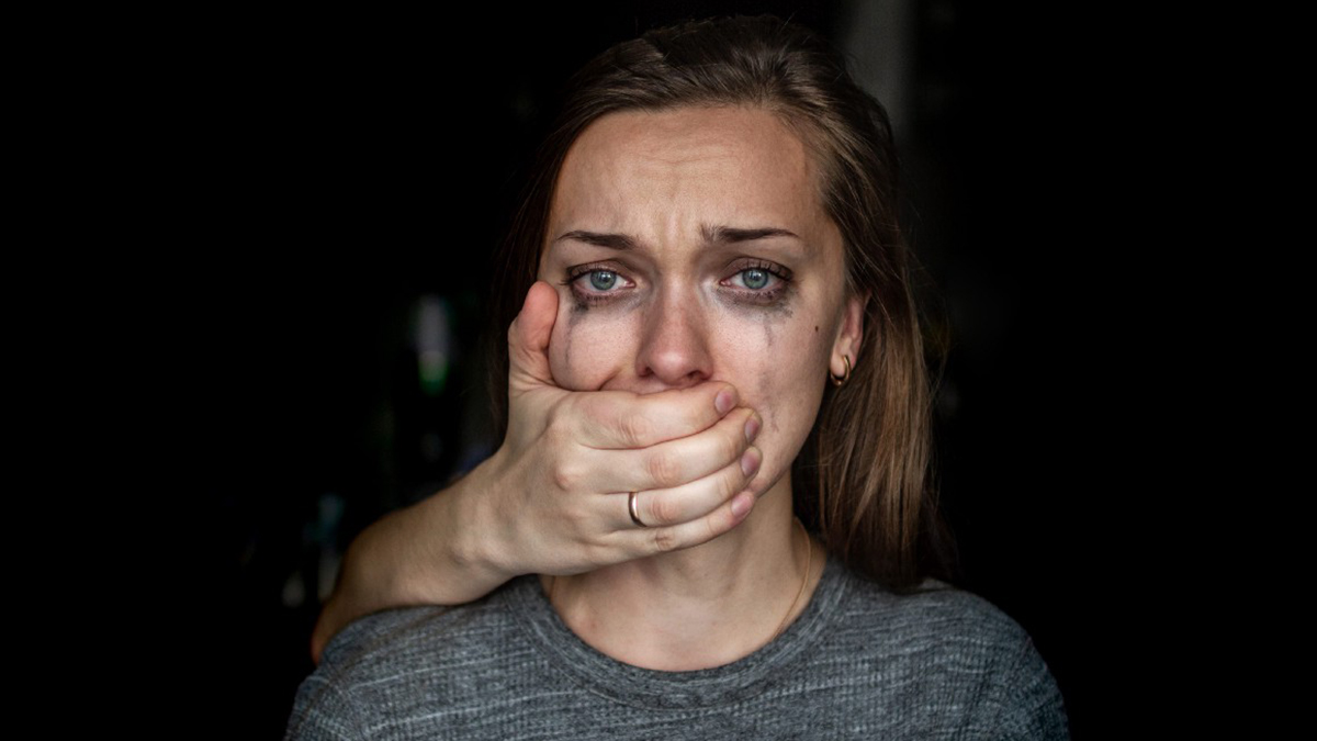 Karısını öldüresiye döven koca ev hapsi tedbiriyle serbest