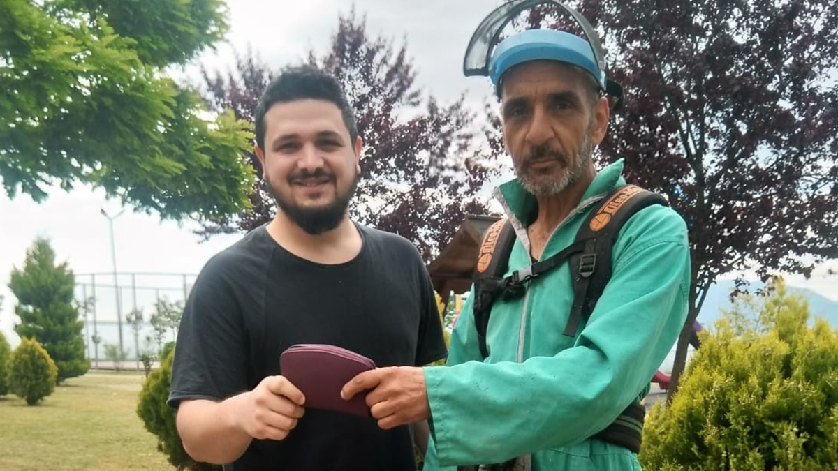 Belediye çalışanı parkta bulduğu cüzdanı sahibine teslim etti