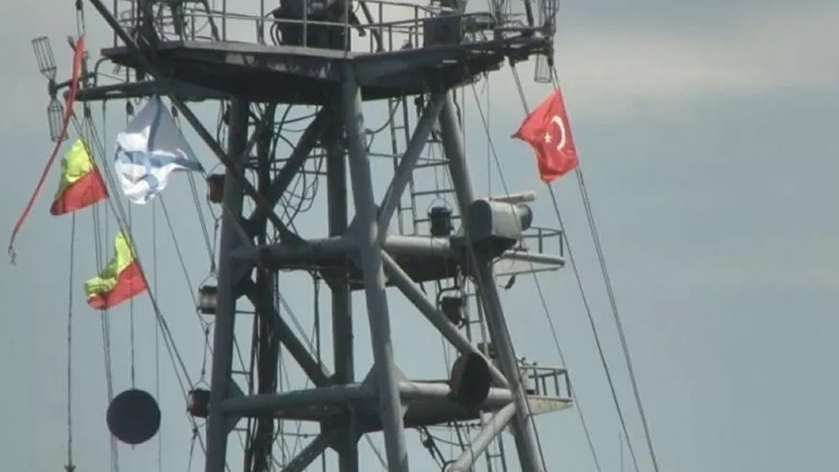 Rus savaş gemisi Boğaz'dan Türk bayrağıyla geçti