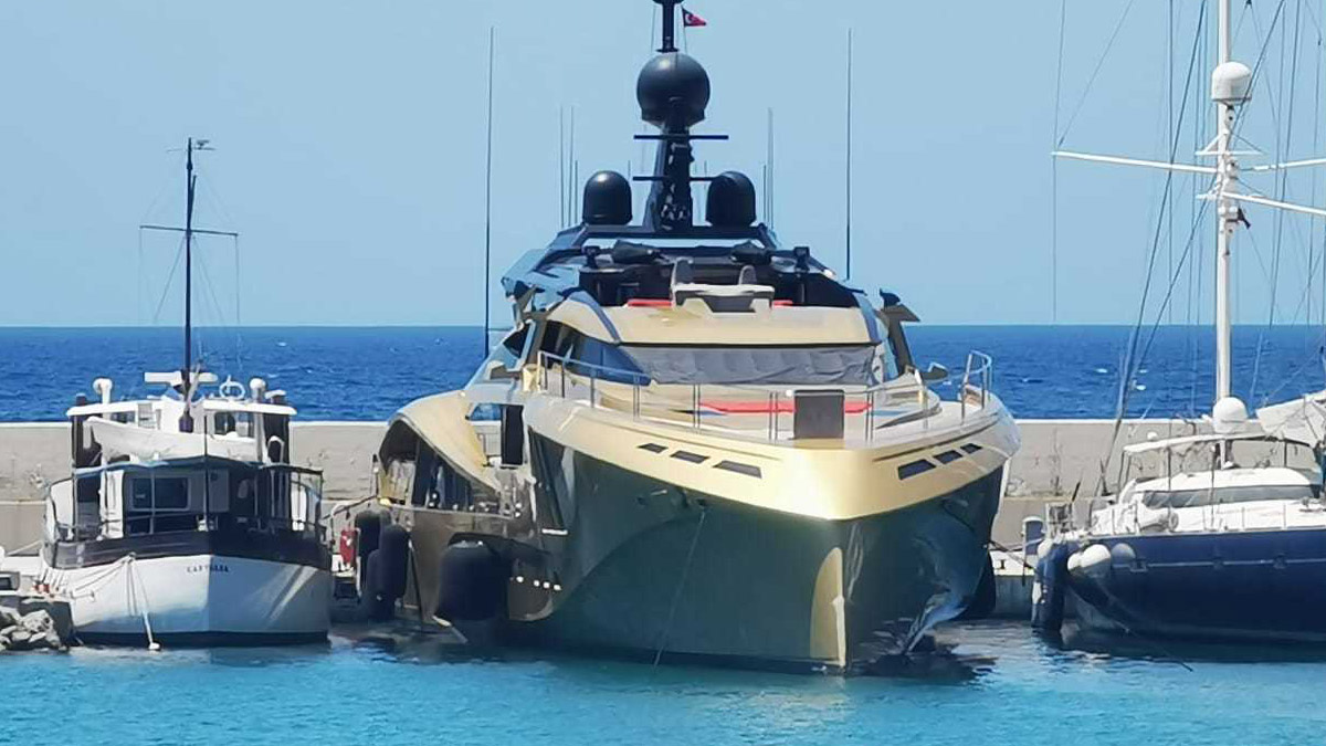 28 milyonluk yat Kuşadası'na demirledi