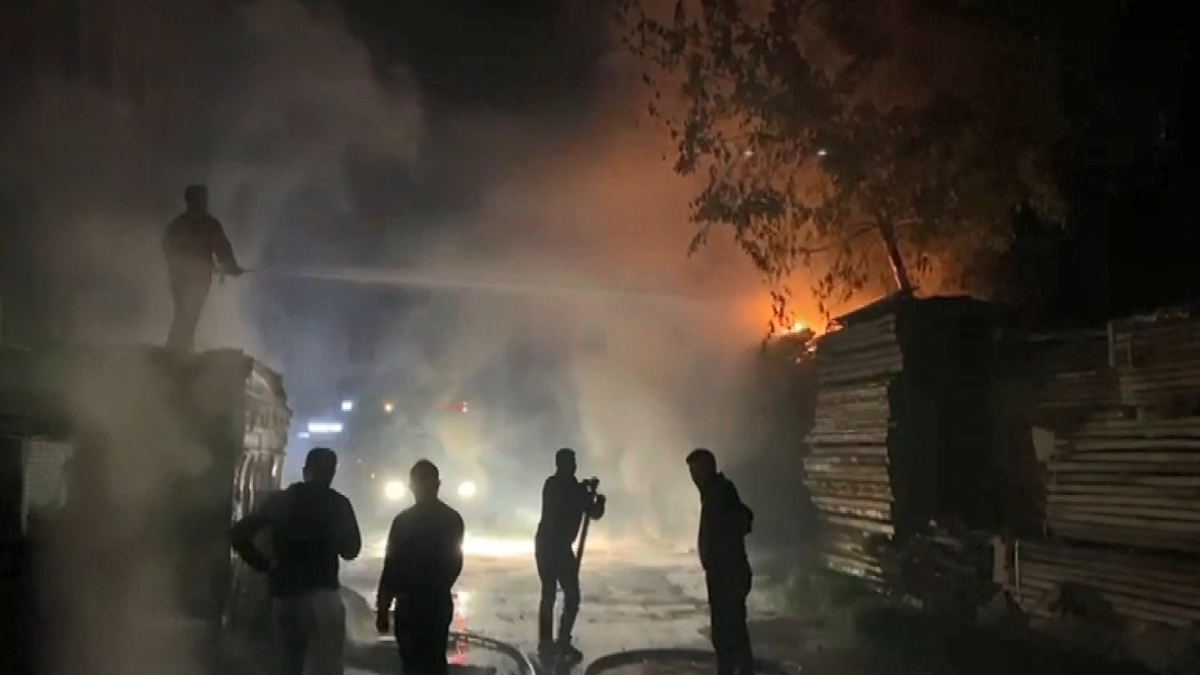 10 dakikada 5 fabrikayı yaktı