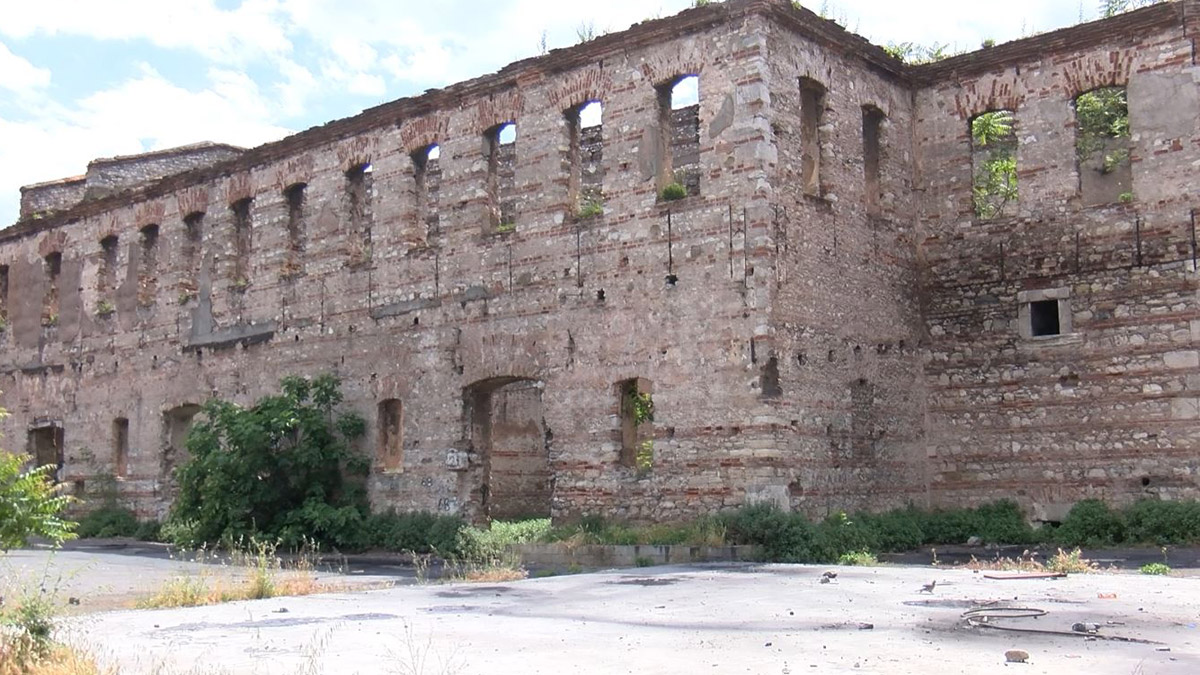Unkapanı Değirmeni definecilerin ve hurdacıların hedefinde
