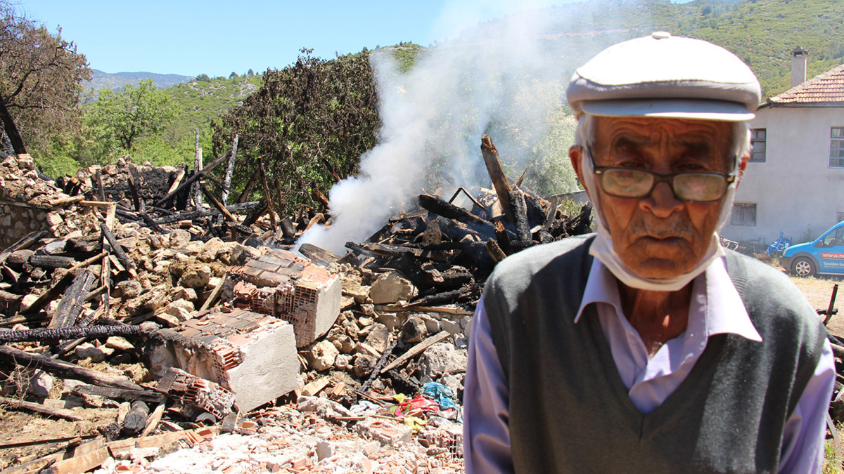 Küle dönen evini görünce gözyaşlarını tutamadı: 50 yıllık yuvam yandı, açıkta kaldık