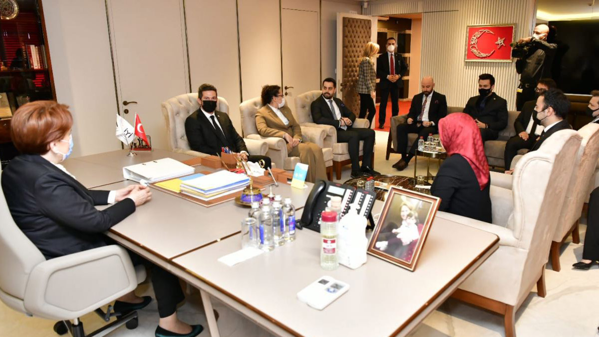 Akşener, gençlerle görüştü