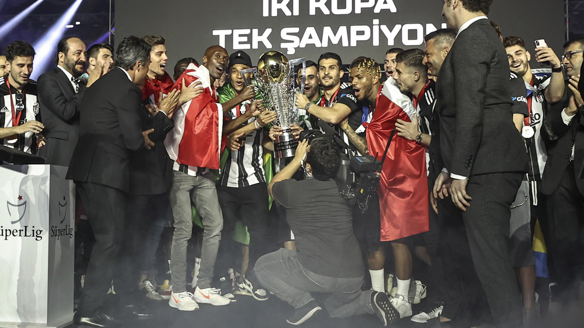 Beşiktaş şampiyonluk kupasını aldı