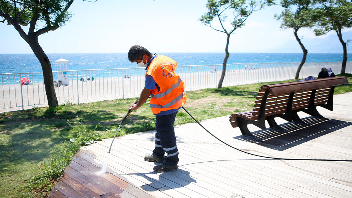 Antalya Büyükşehir, Konyaaltı Sahili’nde yaz sezonu hazırlıklarını sürdürüyor