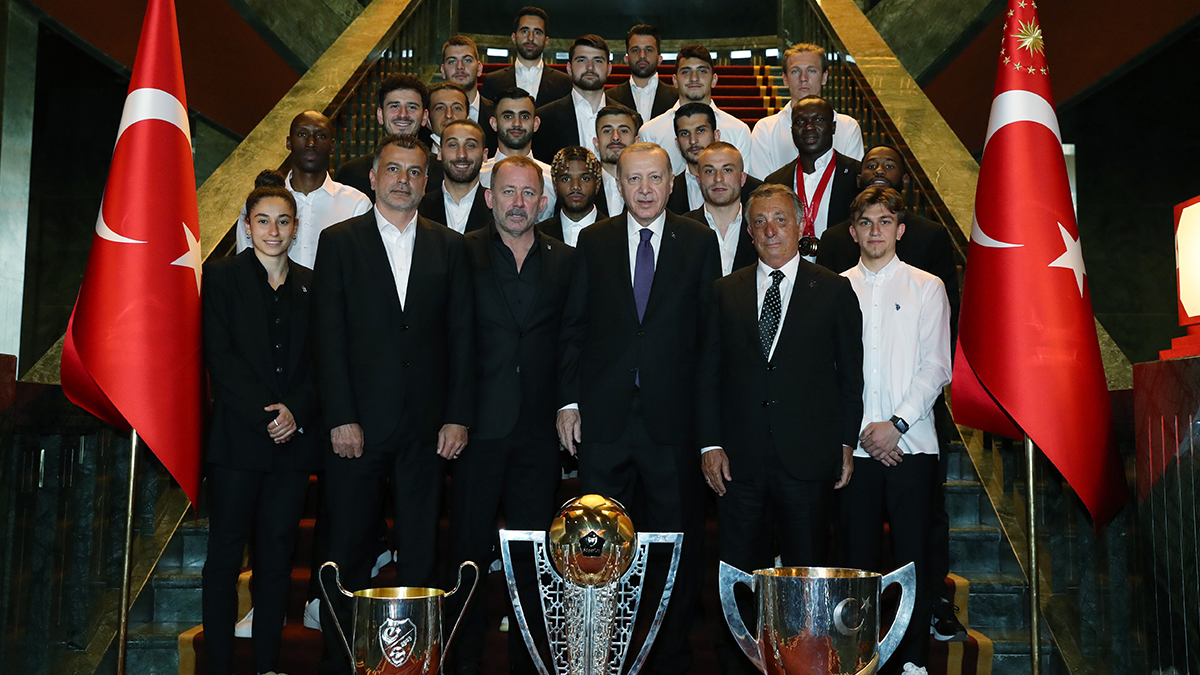 Erdoğan, Beşiktaş yönetici, teknik heyet ve futbolcularını kabul etti