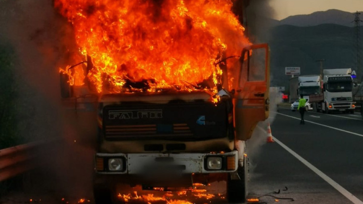 Seyir halindeki kamyon alev topuna döndü