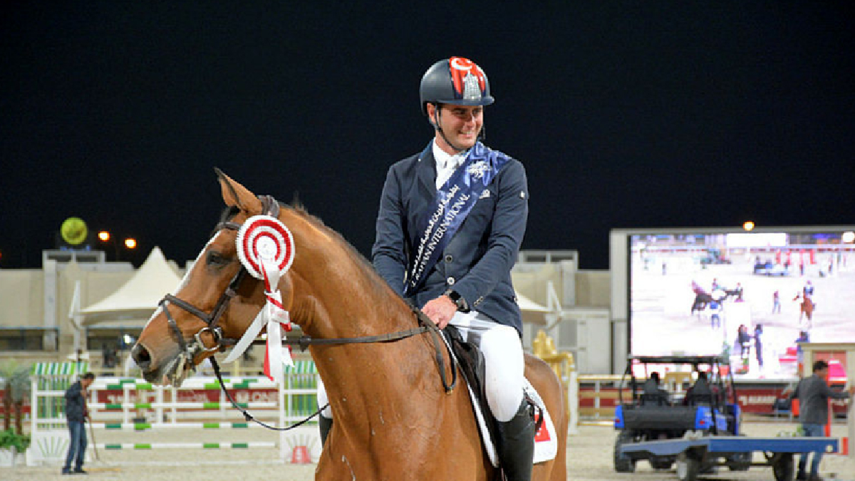 Milli binici Derin Demirsoy, Engel Atlama Yarışları'nda birinci oldu