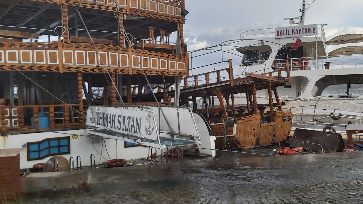 Ayvalık'ı fırtına vurdu! 20 tekne battı, kaldırım taşları bile söküldü