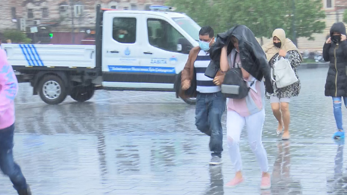 Yağmura hazırlıksız yakalanan İstanbullu kaçtı