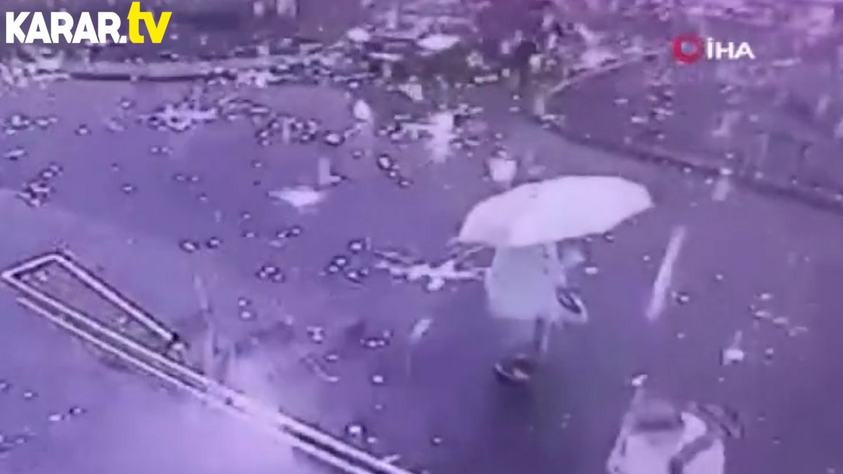 Görüntüler Rusya'dan:  Çatıya düşen yıldırım yayaların üstüne yağdı