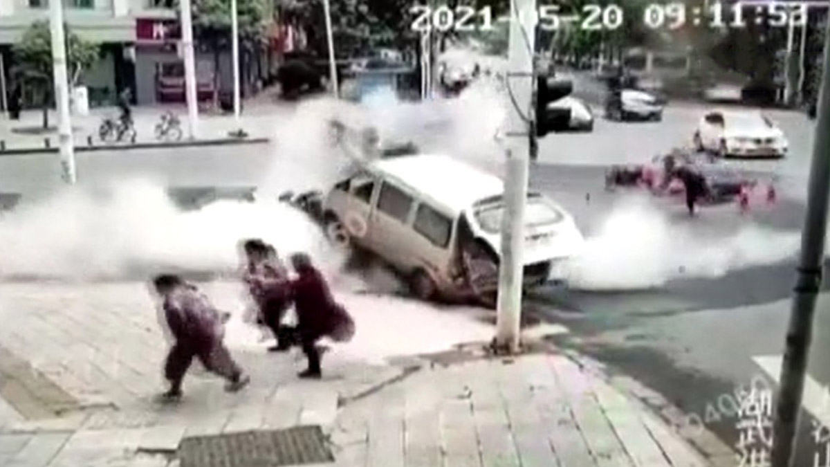 Çin’de kanalizasyon patladı, yol havaya uçtu