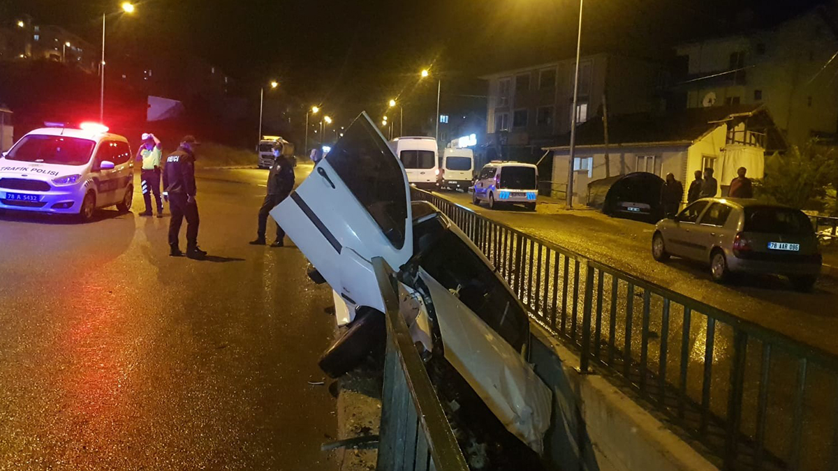 Kontrolden çıkan araç su kanalına devrildi