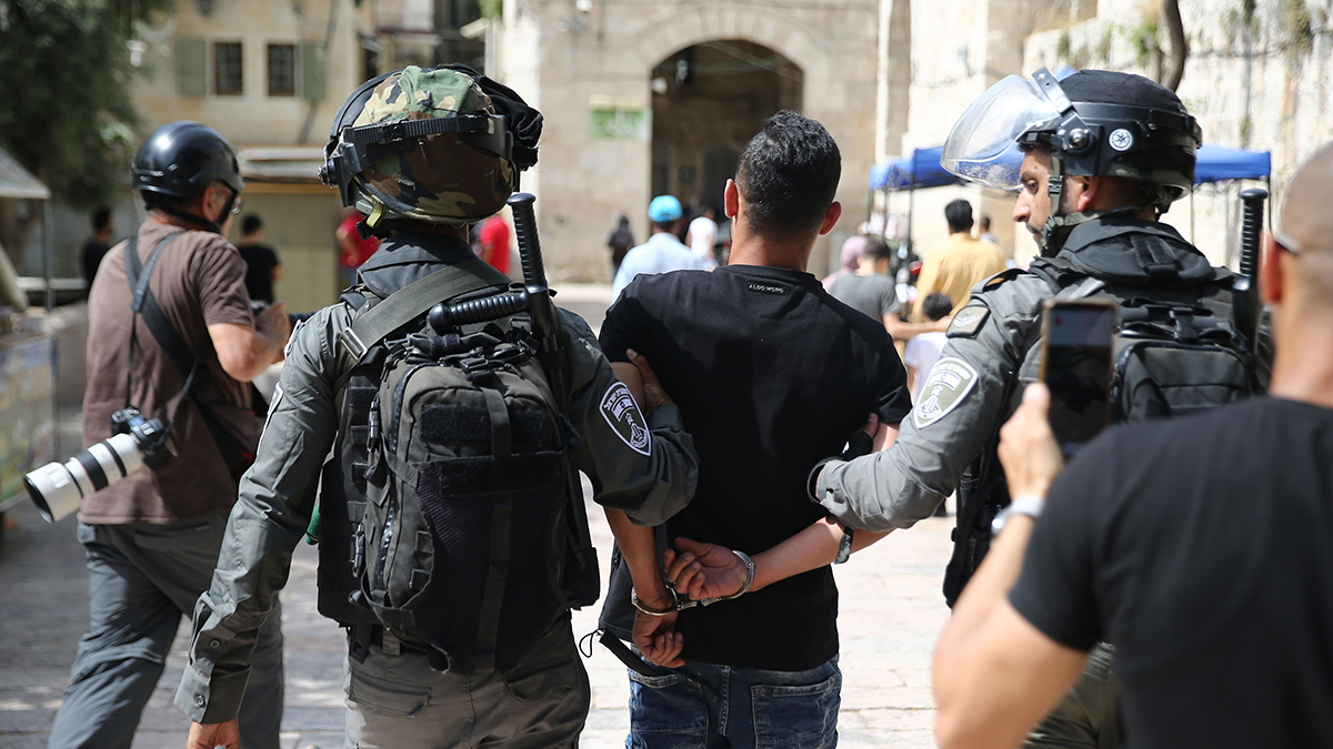 İsrail askerleri en az 50 Filistinliyi gözaltına aldı