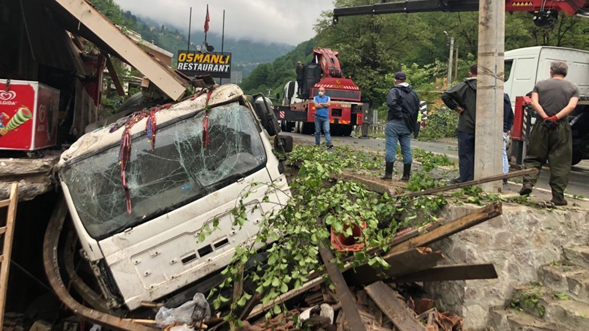 Rize'de beton mikseri bakkal dükkanının üzerine devrildi