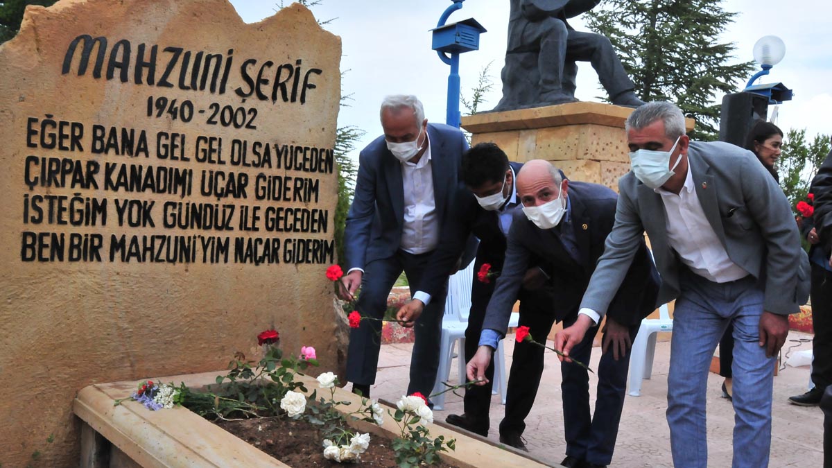 Mahzuni Şerif, mezarı başında anıldı