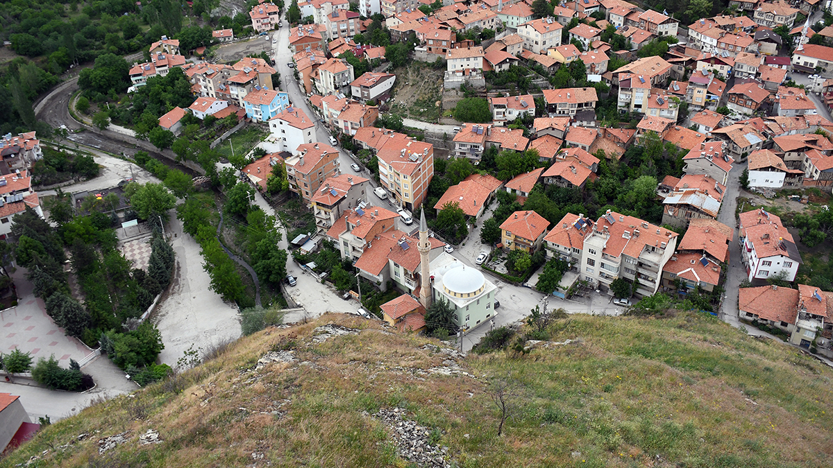İskilip Kalesi'nde korkunç iddia: Kendi elleri ile itti