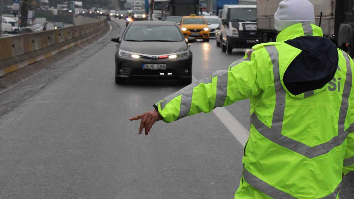 Ünlü futbolcu Adem Büyük ve eşine çakarlı paylaşım cezası