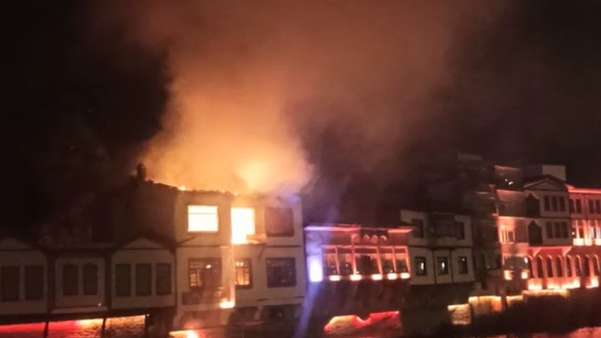 Otel olarak kullanılan 160 yıllık konak küle döndü