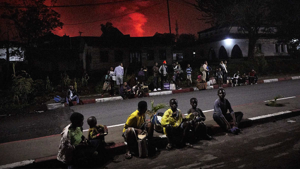 Yanardağ patladı, yüzlerce kişi kaçtı