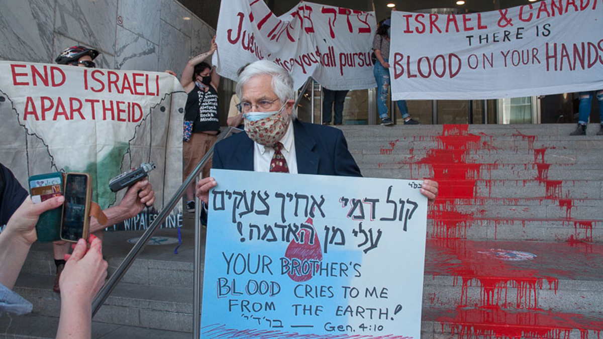 İsrail Konsolosluğu'na kırmızı boyalı tepki