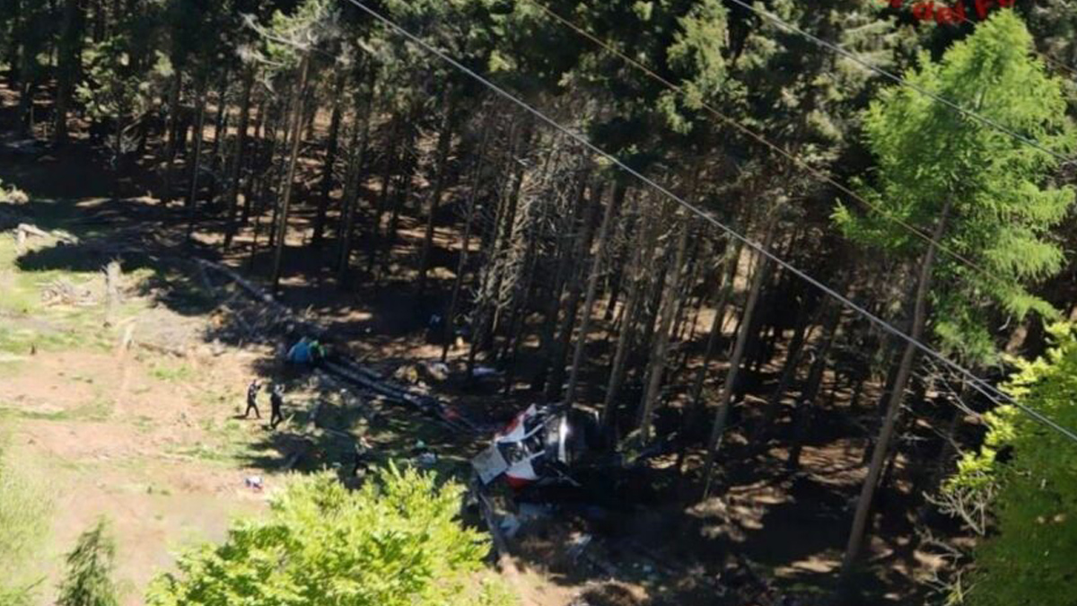 İtalya'da teleferik düştü: 9 ölü