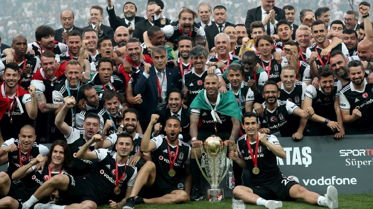 Beşiktaşlı futbolcuların şampiyonluk maçında giydikleri formalar satışta
