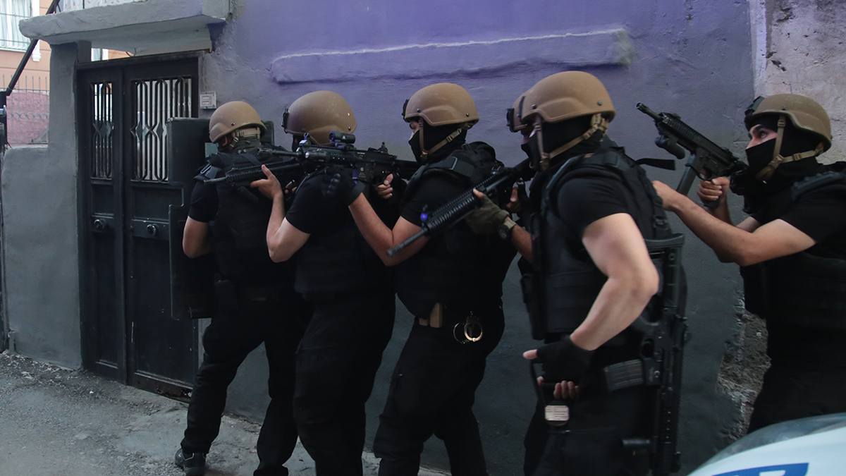 Adana merkezli 3 ilde eş zamanlı operasyon