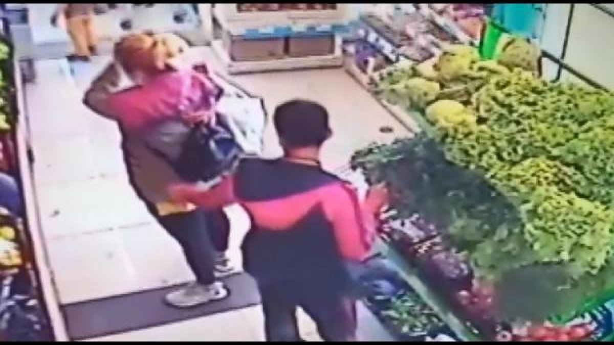 Esenyurt'ta hırsızlık anları: Kadının cebinden telefonu böyle çaldı