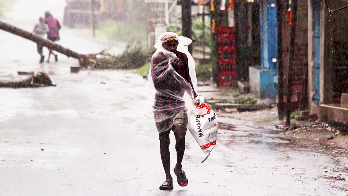 Hindistan'da 'kasırga' tahliyesi başladı: On binlerce kişi evini terk ediyor