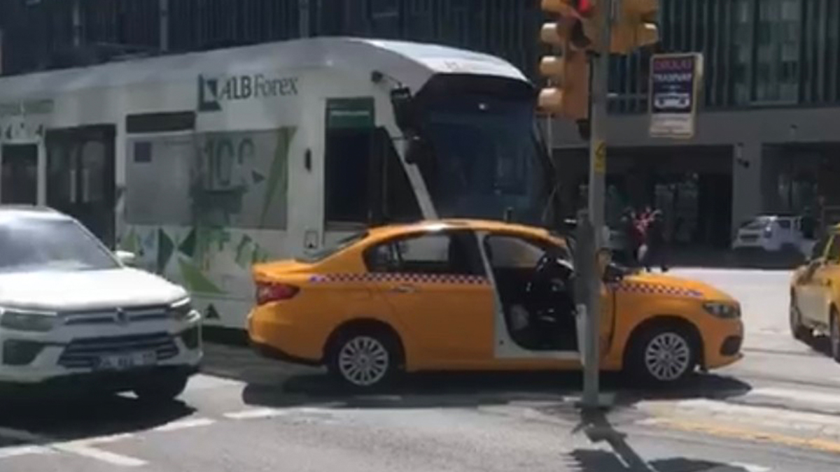 Beyoğlu'nda tramvay taksiyle çarpıştı