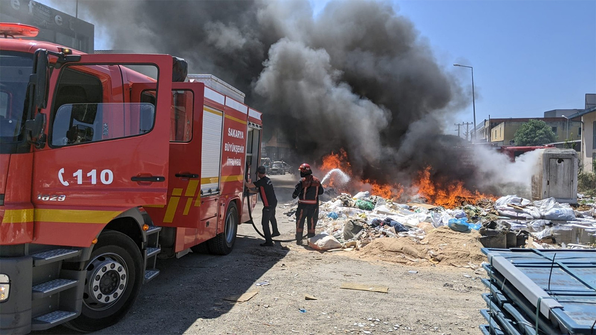 Mobilyacılar çarşısında çıkan yangın korkuttu